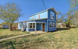 132 RENFRO DR, Devine, TX 78016-2414