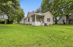 114 E College Street, Aurora, MO 65605