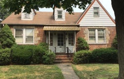 25 Collins Avenue, Williston Park, NY 11596
