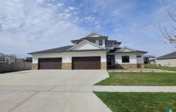 2816 E Sunflower Cir, Brandon, SD 57005