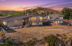 907 E 18TH St, TheDalles, OR 97058