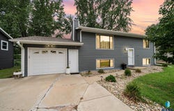 5713 W 49th St, Sioux Falls, SD 57106