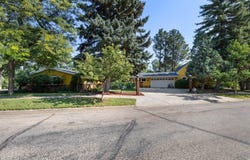 121 7th Ave, Minot, ND 58701