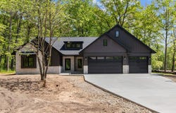 996 THOMAS Trail, WAUPACA, WI 54981