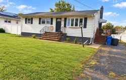 125 Rock Ln, Middlesex Boro, NJ 08846-2122
