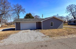 408 2nd, LaCenter, KY 42056