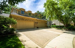 640 Walnut Oaks Drive, Roselle, IL 60172