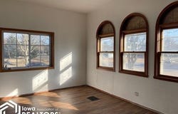 821 8th Avenue, Grinnell, IA 50112