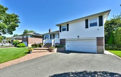70 Glenwood Road, Plainview, NY 11803