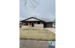 109 E Brown St, Luverne, MN 56156