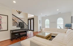 14 TORRINGTON Ln, The Hills, TX 78738