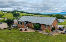 940 Hilltop Lane, Kodak, TN 37764