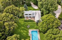 25 Old Squiretown Rd, Hampton Bays, NY 11946