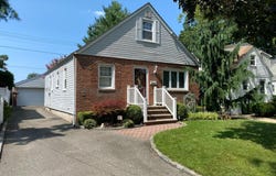 98 Albertson Place, Mineola, NY 11501