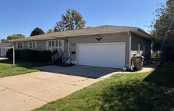 915 E Phoenix Ave, Grand Island, NE 68801