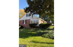 105 W KNOWLES AVENUE, GLENOLDEN, PA 19036