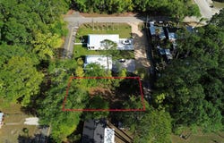 206 13th St, Apalachicola, FL 32320