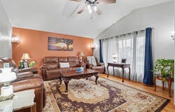 811 Valley Ct, CenterPoint, IA 52213