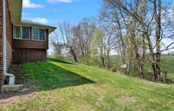 2488 Sugar Bottom Rd NE, Solon, IA 52333