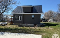 421 9th Avenue W, Roundup, MT 59072