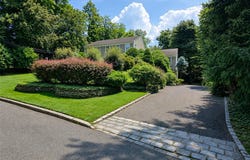 16 Woodhull Road, East Setauket, NY 11733