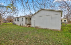 921 W 5th St, Taylor, TX 76574