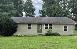 102 E Davidson Street, Staunton, IN 47881