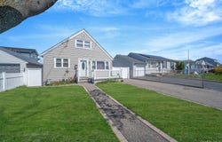 82 E Seacrest Avenue, Lindenhurst, NY 11757