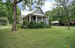 306 5th Ave, Smithville, TX 78957