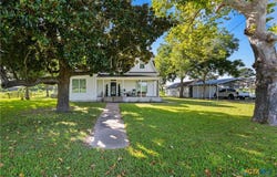 701 S Gilbert Road, Edna, TX 77957