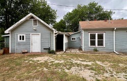 405 E South, Henrietta, TX 76365