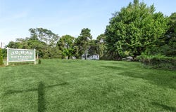 8 Boathouse Road, Hampton Bays, NY 11946