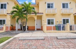 7464 NW 180th St, Hialeah, FL 33015