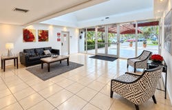 140 Lakeview Dr, Weston, FL 33326