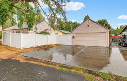 305 E Park Street, Grants Pass, OR 97527
