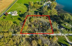 9422 S LAKE Drive, MANITOWOC, WI 54220