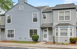 18 Bayview Ct, Hampton, VA 23664
