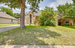 525 Oakbrook Drive, Burleson, TX 76028