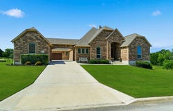 333 Cascade Trl, Castroville, TX 78009