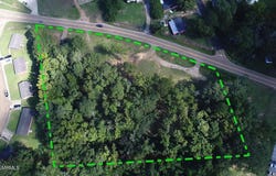 1013 Golf Course Road, Philadelphia, MS 39350