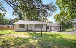412 NW Donovan Road, Lee's Summit, MO 64063