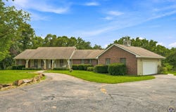 2401 NW 45th TER, Topeka, KS 66618
