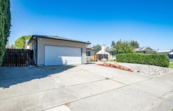 655 W Creekside Circle, Dixon, CA 95620