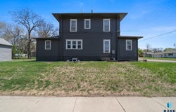1118 W 8th St, Sioux Falls, SD 57104-2876