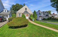 39 Primrose Drive, New Hyde Park, NY 11040