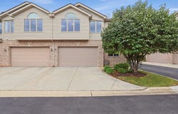 691 E Nerge Road, Roselle, IL 60172