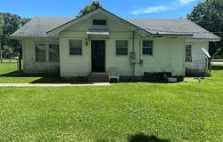 209 Maple St, SANDERSVILLE, MS 39477