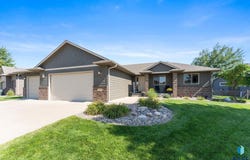 8220 S Grass Creek Dr, Sioux Falls, SD 57108