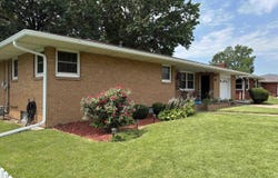 402 SHERIDAN Road, Pekin, IL 61554
