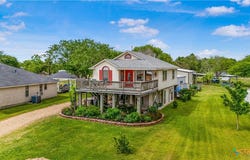 205 E Bay Avenue, Seadrift, TX 77983